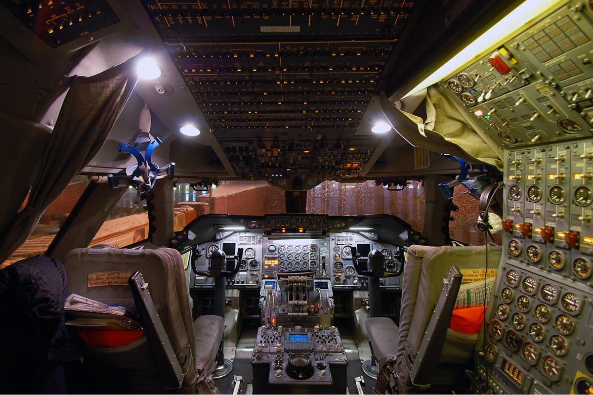747-300 cockpit
